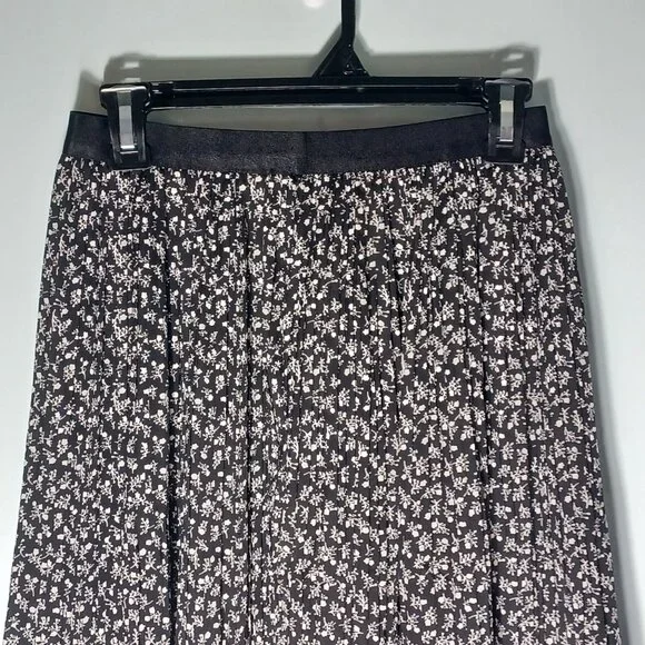 Womens Midi Skirt Size Medium Pleated Black Floral Dark Cottage Boho Western - Picture 2 of 8